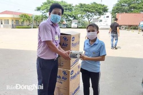 Một doanh nghiệp tặng trên 5 ngàn hộp khẩu trang cho công nhân