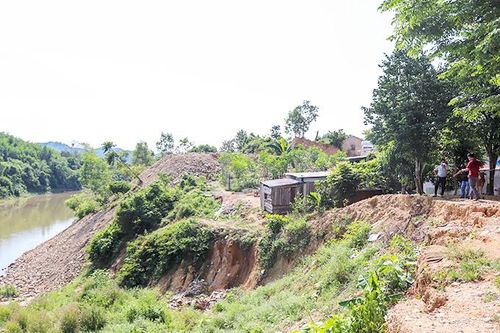 Xã Liên Sang: Người dân lo âu vì mép sông sạt lở