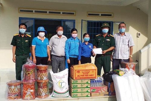 Tận tình phục vụ công dân cách ly