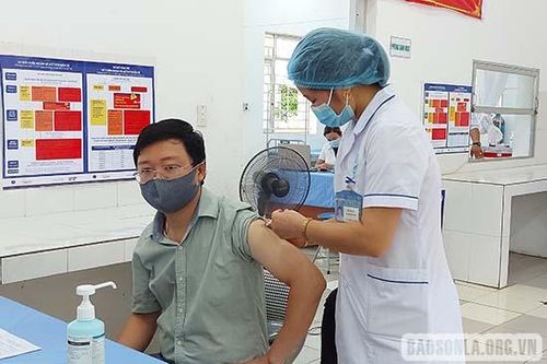 Quỳnh Nhai tiêm vắc xin phòng COVID-19 đợt 2
