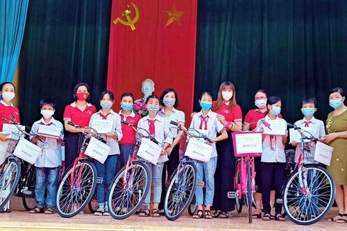 Câu lạc bộ Kết nối yêu thương: Tặng xe đạp cho học sinh nghèo