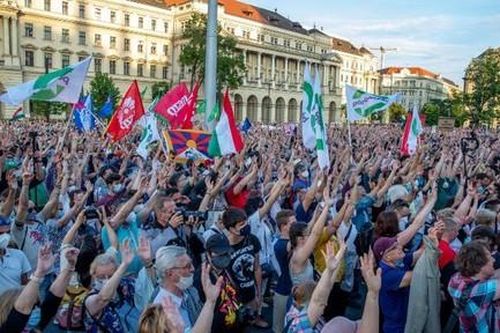 Hàng nghìn người biểu tình ở Hungary phản đối xây đại học Trung Quốc