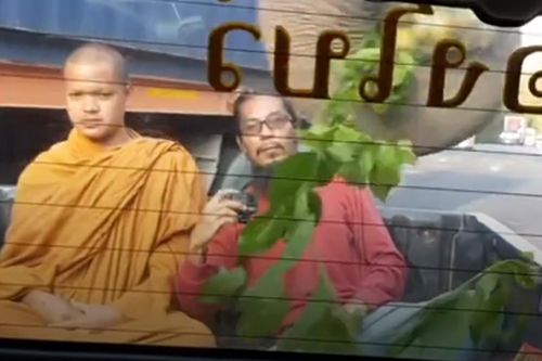 Ngồi im như tượng, hai vị khách tránh bị voi tấn công