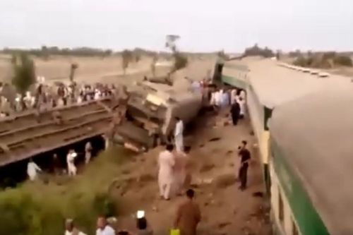 Pakistan: Tàu tốc hành đâm nhau, ít nhất 30 người chết
