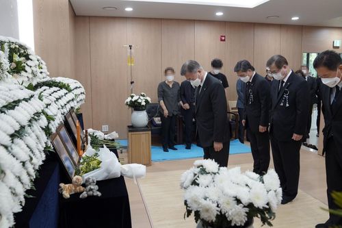 Tổng thống Moon Jae In xin lỗi cha mẹ của sĩ quan bị tấn công tình dục