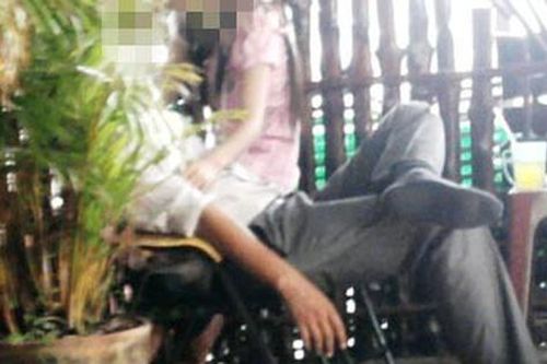 Quán cà phê cho nhân viên massage kích dục rồi chia đôi tiền