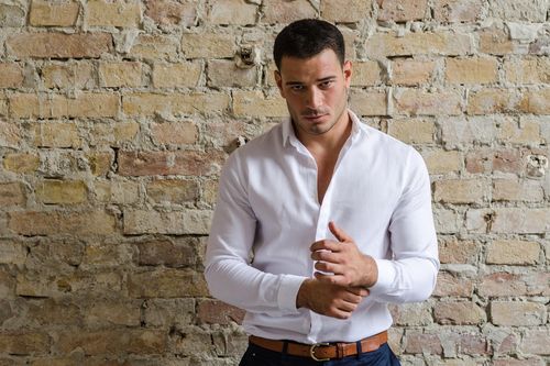 Nam giới nên mặc áo sơ mi không cài cúc