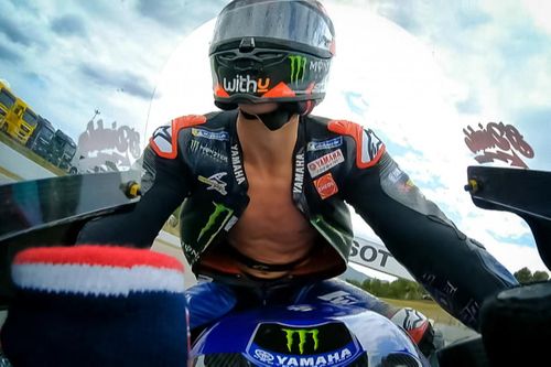 Tay đua MotoGP không mặc áo giáp khi chạy ở vận tốc hơn 300 km/h