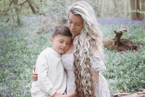 Trông giống công chúa Rapunzel nhờ mái tóc dài hơn 1 m