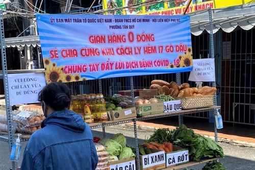 Sạp hàng phía sau tấm biển 'Khu vực cấm vào' ở TP.HCM