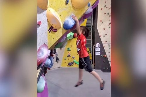 Bé gái Trung Quốc 'leo núi' cao 12 m trong 10 giây