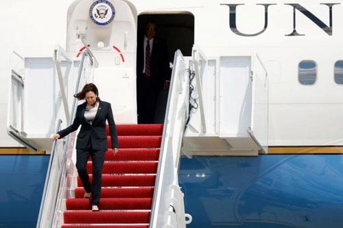 Máy bay chở Phó Tổng thống Mỹ Kamala Harris phải hạ cánh vì sự cố