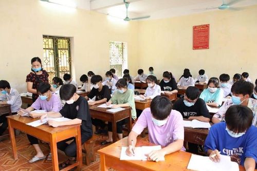 Ninh Bình khử khuẩn tia cực tím bài, túi, hồ sơ thi của thí sinh F1, F2