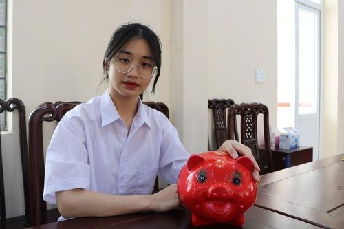 Nữ sinh lớp 10 trao tặng tiền tiết kiệm ủng hộ phòng chống dịch Covid-19