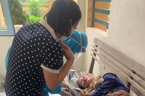 Xúc động hình ảnh nữ điều dưỡng ngất xỉu khi lấy mẫu xét nghiệm COVID-19