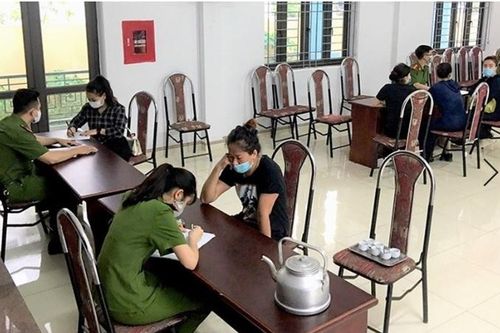 Tụ tập đông người bất chấp dịch bệnh, 14 người bị xử phạt