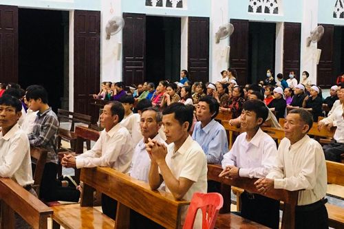 Giáo dân Dũ Thành, Hà Tĩnh tổ chức thánh lễ bất chấp quy định phòng chống dịch Covid-19