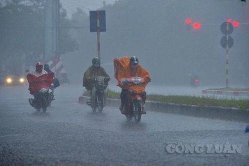 Hà Nội: Mưa lớn, nhiều tuyến đường ngập nước