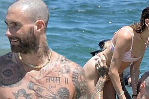 Adam Levine khoe cơ thể kín hình xăm, bế bổng bà xã 'thiên thần nội y' trên biển