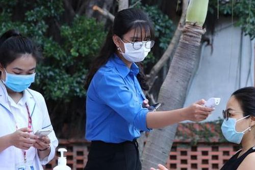 Hai mẹ con chở nhau đến bệnh viện mới biết mắc COVID-19