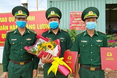 Kiên Giang: Trao quân hàm sĩ quan tại các chốt phòng chống dịch