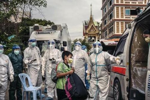 Người giàu Thái Lan làm bùng phát COVID-19, người nghèo bán thẻ tiêm vắc xin sống qua ngày