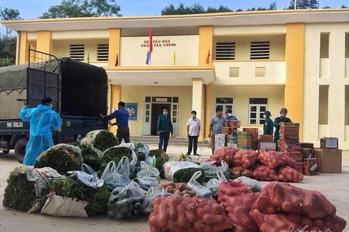 'Biệt đội' rau xanh tiếp tế khu cách ly của vợ chồng giáo viên Bắc Giang