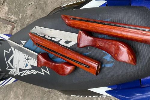 Lái xe vi phạm nồng độ cồn, mang theo hung khí, còn hối lộ CSGT