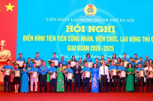 Phát triển mạnh các phong trào thi đua yêu nước