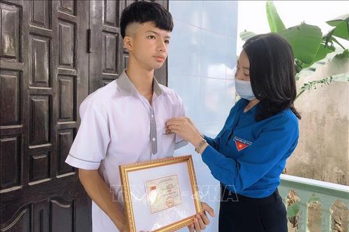 Trao huy hiệu 'Tuổi trẻ dũng cảm' cho học sinh cứu 2 em nhỏ đuối nước