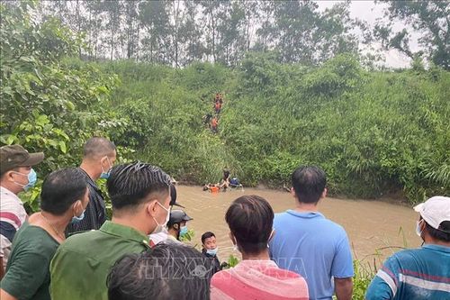 Nhảy qua khe nước, hai trẻ rơi xuống sông Buông tử vong