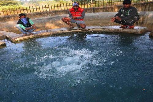 Hồ nước bí ẩn ở Ấn Độ, cứ vỗ tay là lại sôi sùng sục