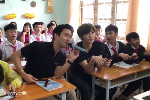 Clip: Siwon và 'Minh Kontum' hát Hò Ba Lý bất ngờ được chia sẻ với tốc độ chóng mặt