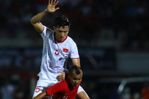 Vì sao CĐV Indonesia chửi bới Đoàn Văn Hậu trước giờ bóng lăn?