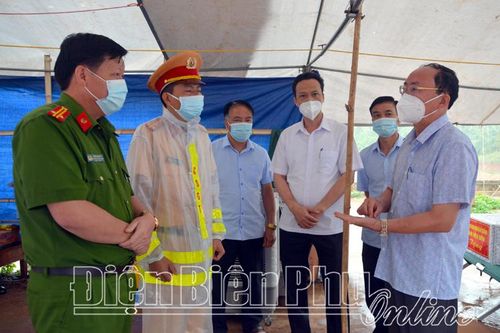 Đồng chí Tráng A Tủa kiểm tra công tác phòng, chống dịch Covid-19 tại huyện Nậm Pồ