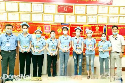 Tặng 180 hộp sữa bột cho con công nhân có hoàn cảnh khó khăn