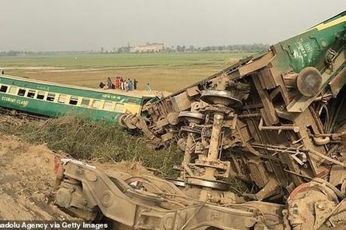 Tàu hỏa đâm nhau khiến hơn 30 người chết ở Pakistan