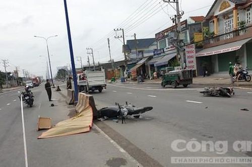 Hai xe máy chạy cùng chiều va chạm, 1 người chết, 1 người bị thương
