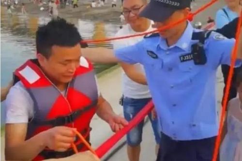 Kêu mất dây chuyền lúc cứu người, anh hùng bị nghi ngờ là 'kẻ vòi vĩnh'