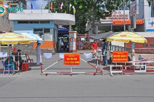 Cán bộ công an từng trực chốt bảo vệ ở Bệnh viện quận Tân Phú nghi mắc COVID-19