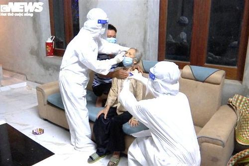 Lấy mẫu xét nghiệm cho toàn bộ người dân huyện Thuận Thành và TP Bắc Ninh
