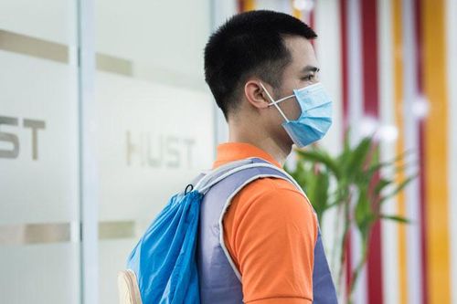 Áo làm mát và giường carton hỗ trợ chống dịch Covid-19