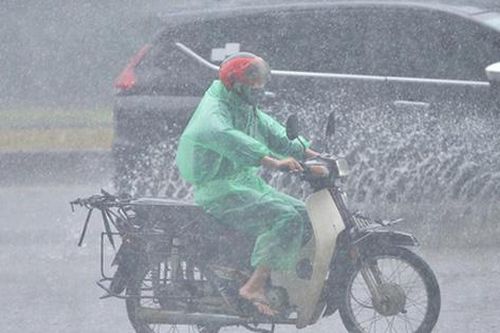 Hà Nội mưa lớn 'giải nhiệt' sau những ngày nắng như thiêu đốt