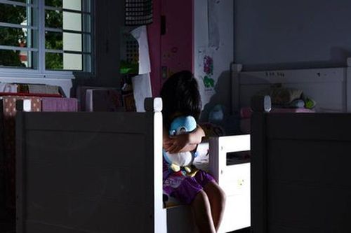 Tin tưởng bạn cũ cho đến tá túc một đêm, người phụ nữ chẳng ngờ 'rước hổ vào nhà', để con gái lãnh hết đau thương