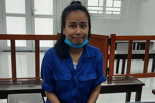 Chủ nhà trọ hoảng hồn khi bị cô gái nằm 'ăn vạ' giữa nhà