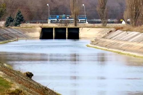 Nước bắt đầu tràn qua đập trên kênh đào Bắc Crimea