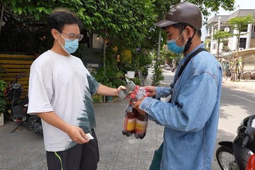 Bia hơi bán mang về đắt khách mùa dịch