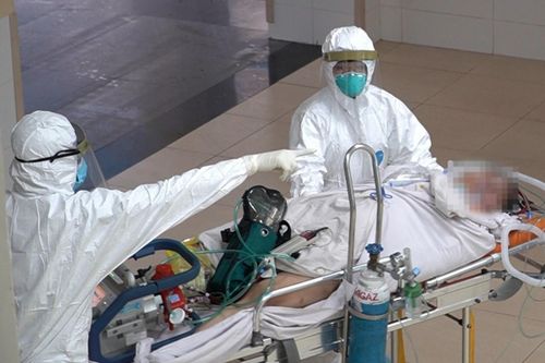 Chiến sĩ công an mắc Covid-19 được chuyển sang Bệnh viện Chợ Rẫy