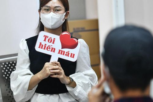 Người dân TP.HCM xếp hàng hiến máu