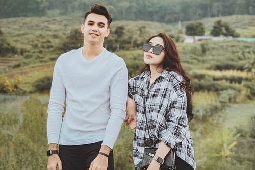 Thủ môn đội Indonesia mặc đồ đồng điệu với vợ
